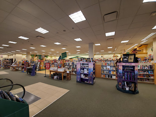 Shopping Mall «Oak Park Mall», reviews and photos, 11149 W 95th St, Overland Park, KS 66214, USA