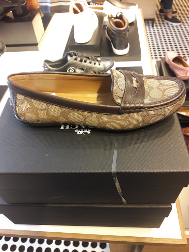 Shopping Mall «Aurora Farms Premium Outlets», reviews and photos, 549 S Chillicothe Rd, Aurora, OH 44202, USA