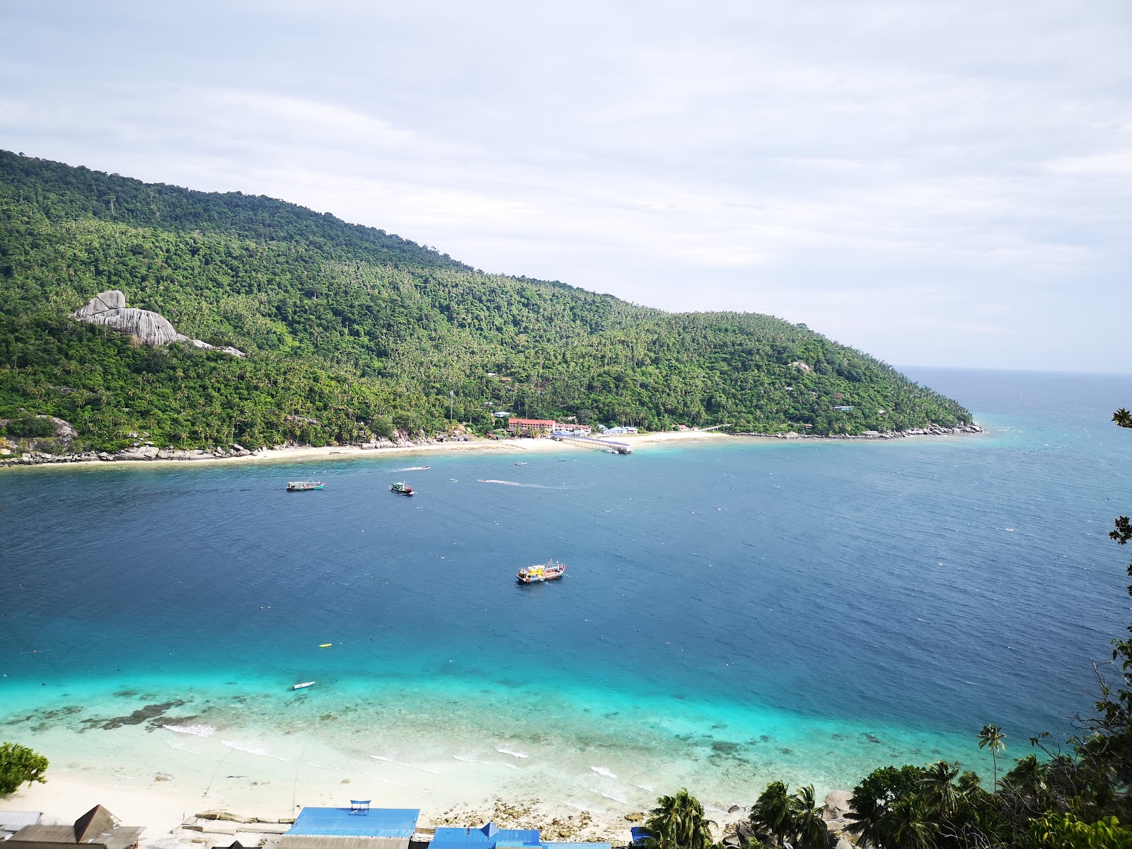 Sebukang Bay Resort'in fotoğrafı turkuaz saf su yüzey ile