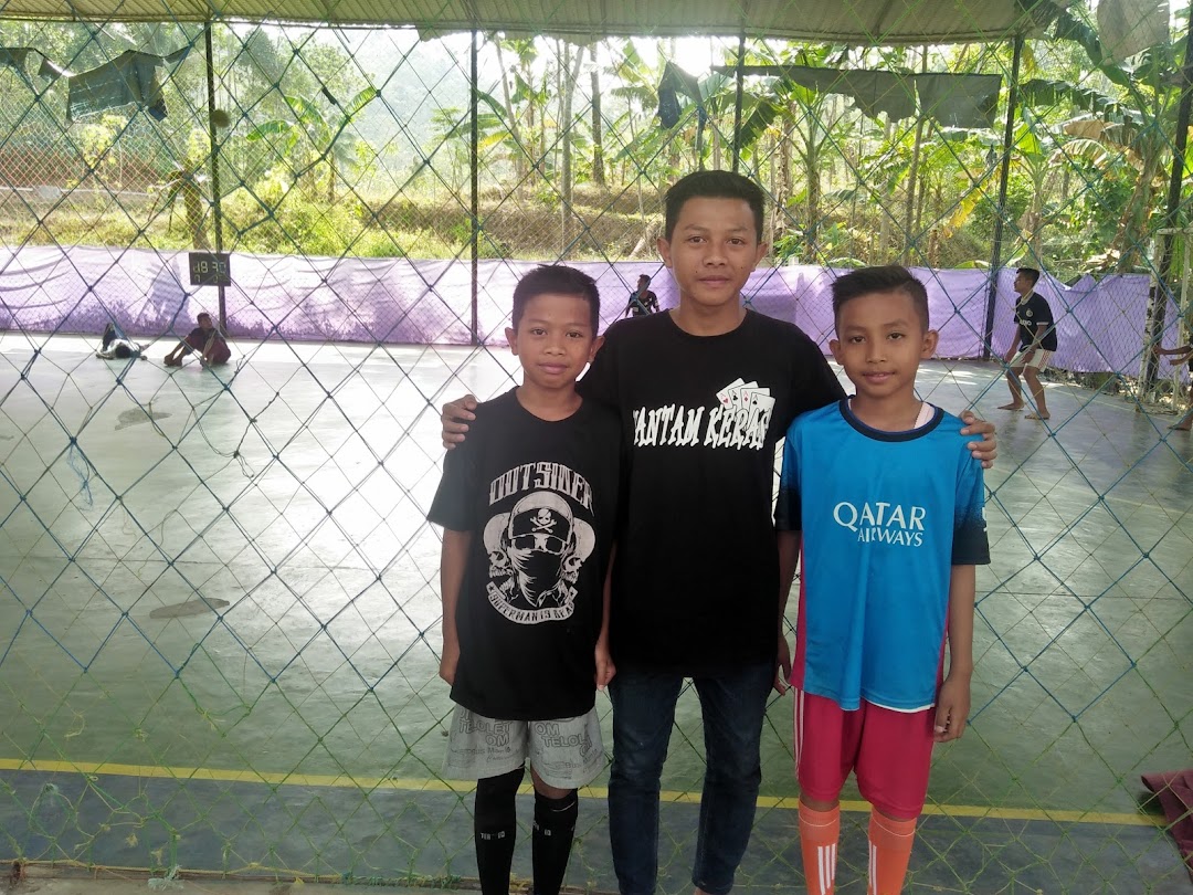 Lapangan Futsal, Mbah Wahrun