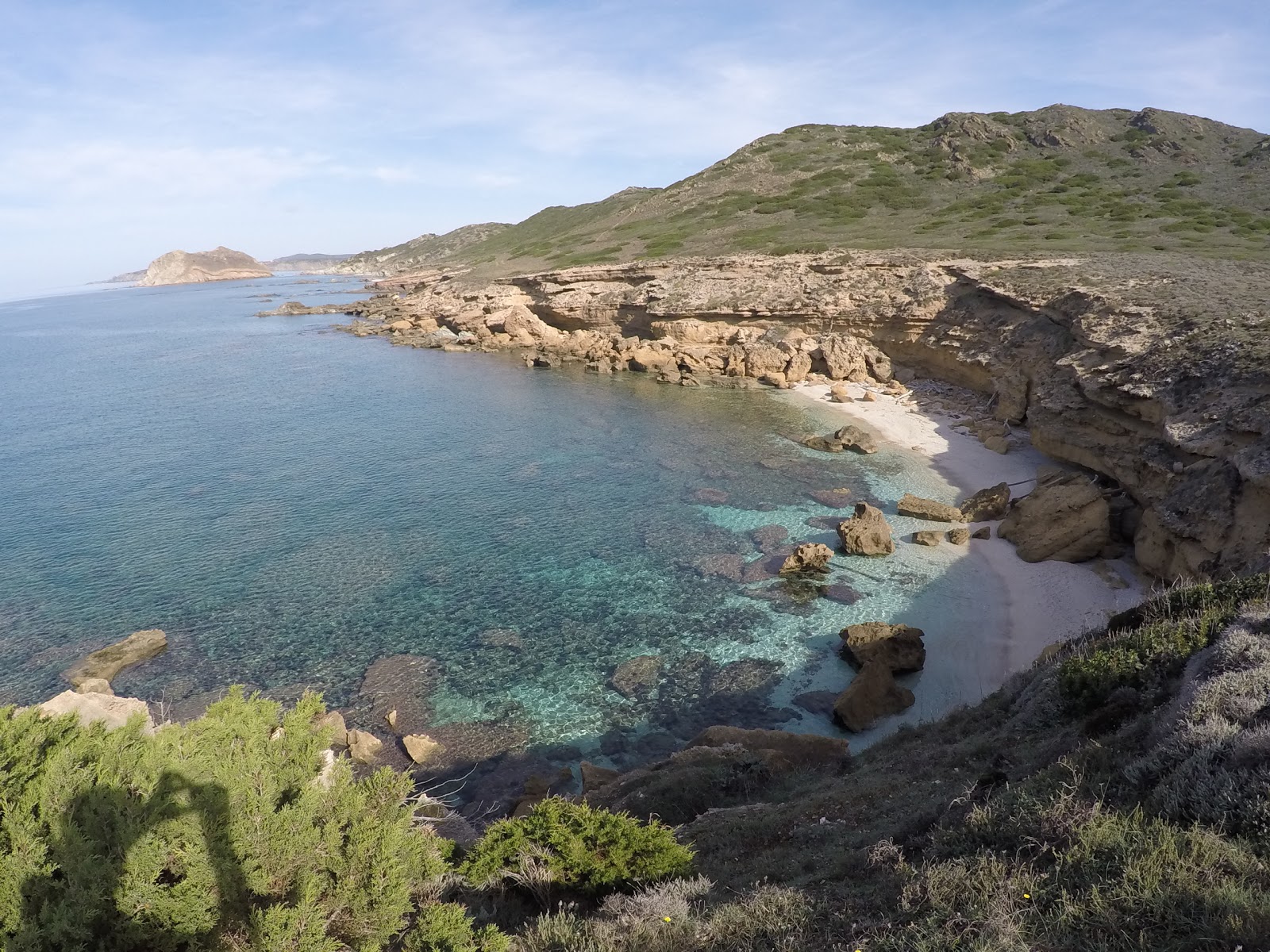 Cala Unia Beach'in fotoğrafı uçurumlarla desteklenmiş