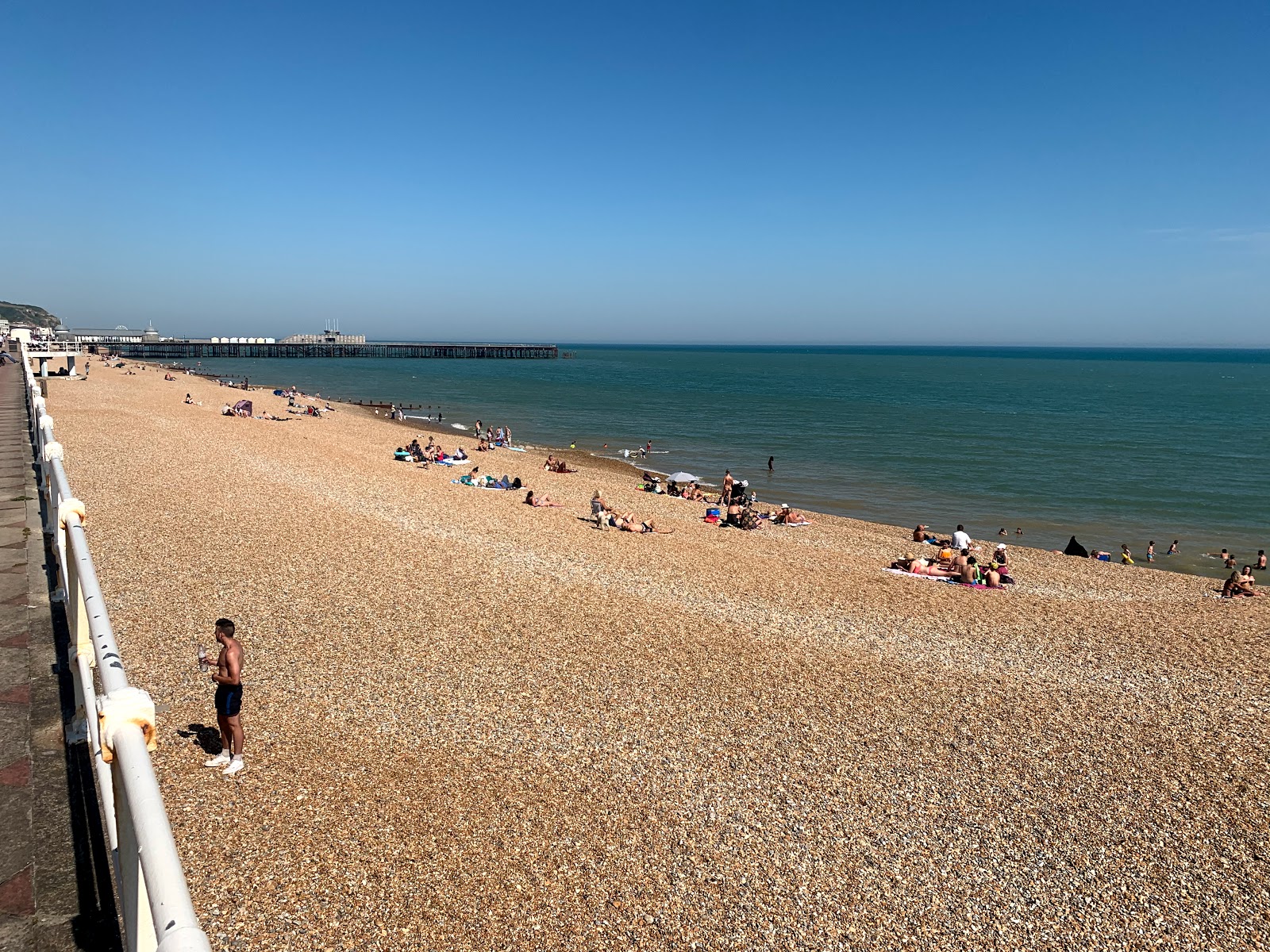 Foto de St. Leonards beach com pequenos seixos bege superfície