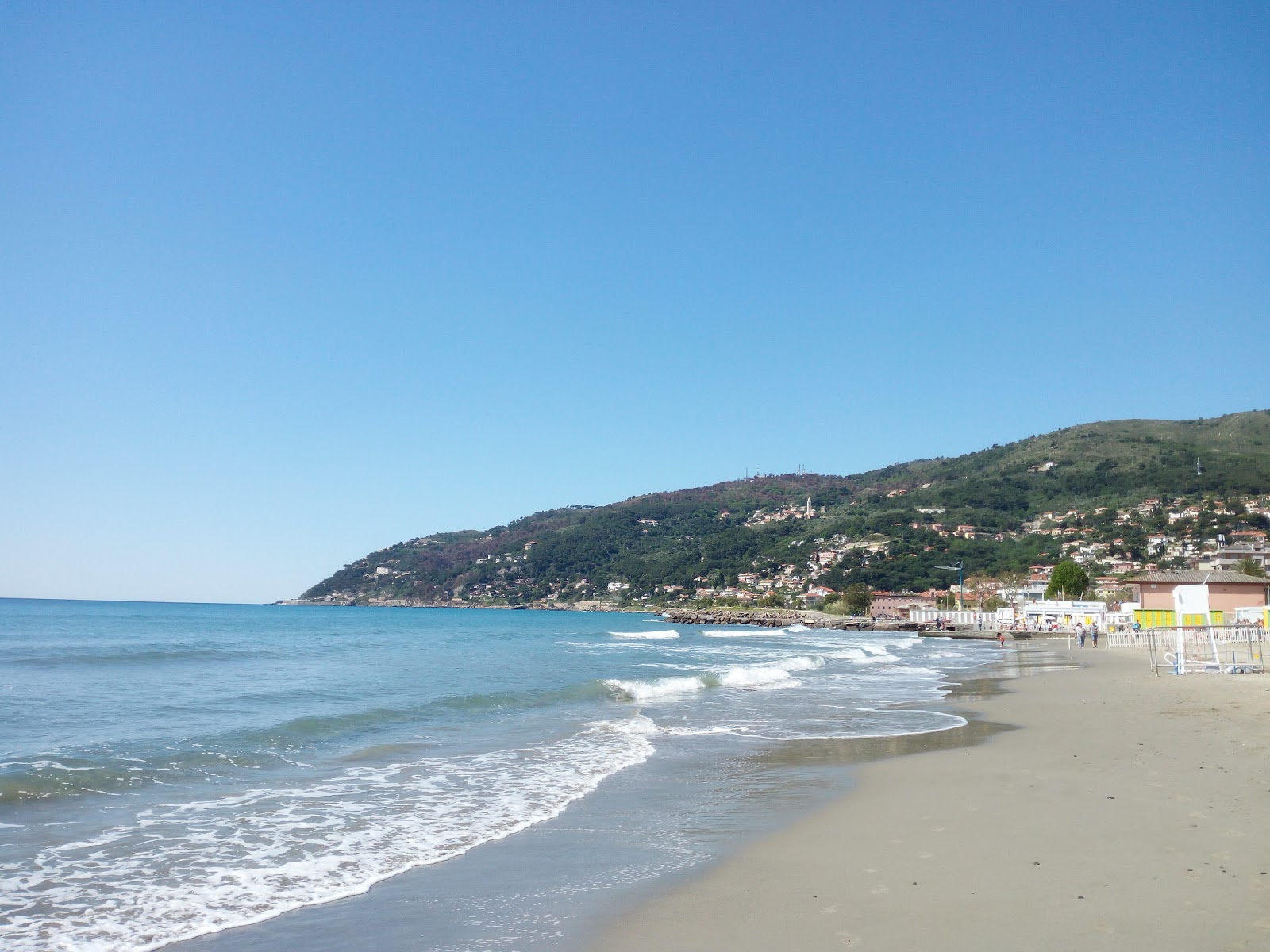 Photo de Spiaggia Marina di Andora - endroit populaire parmi les connaisseurs de la détente