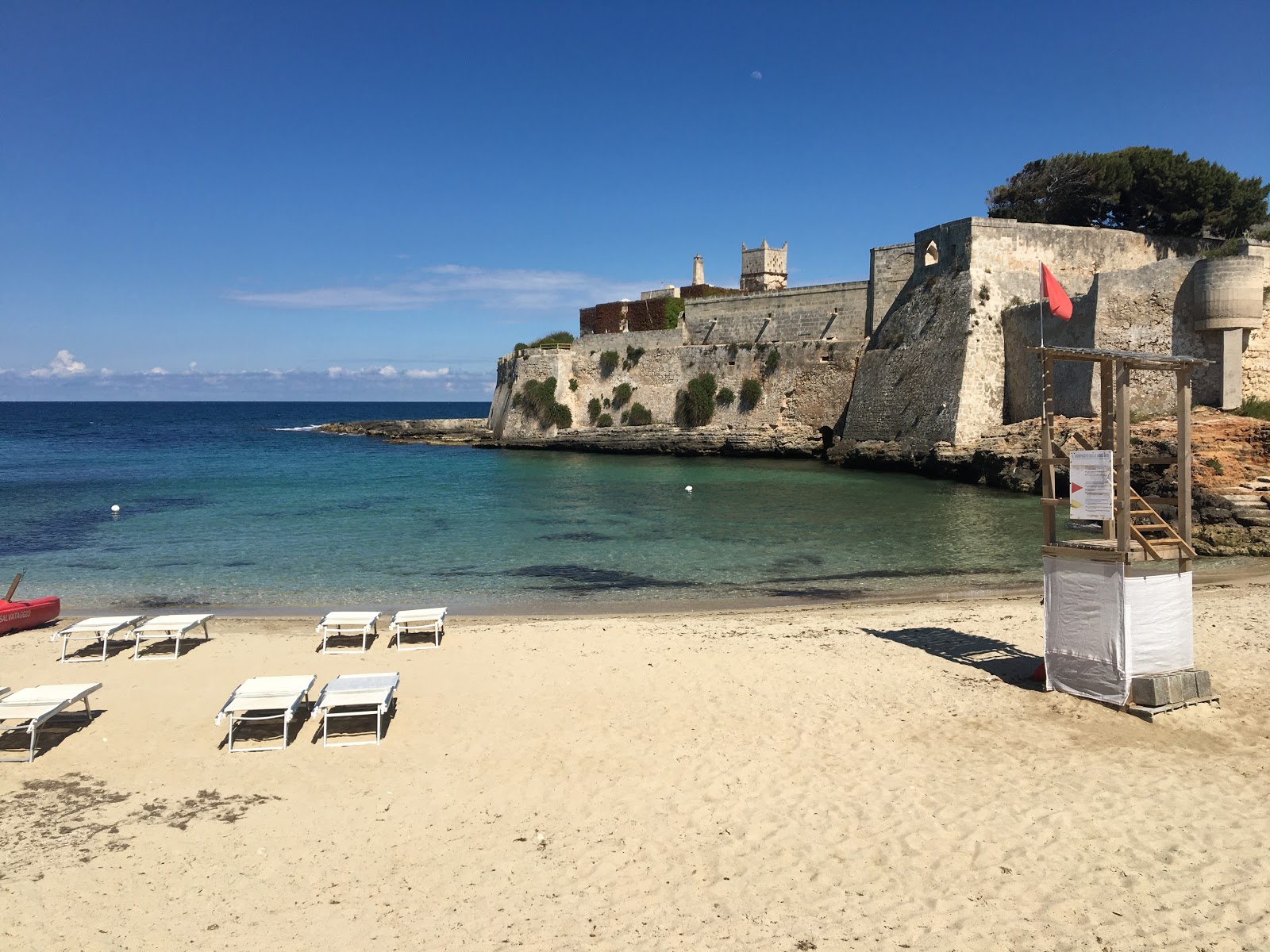 Spiaggia di Porto Ghiacciolo'in fotoğrafı - rahatlamayı sevenler arasında popüler bir yer