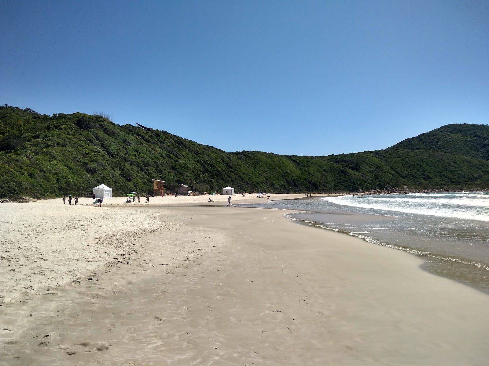 Valokuva Praia do Rosa Norteista. pinnalla hienoa beige-hiekkaa:n kanssa