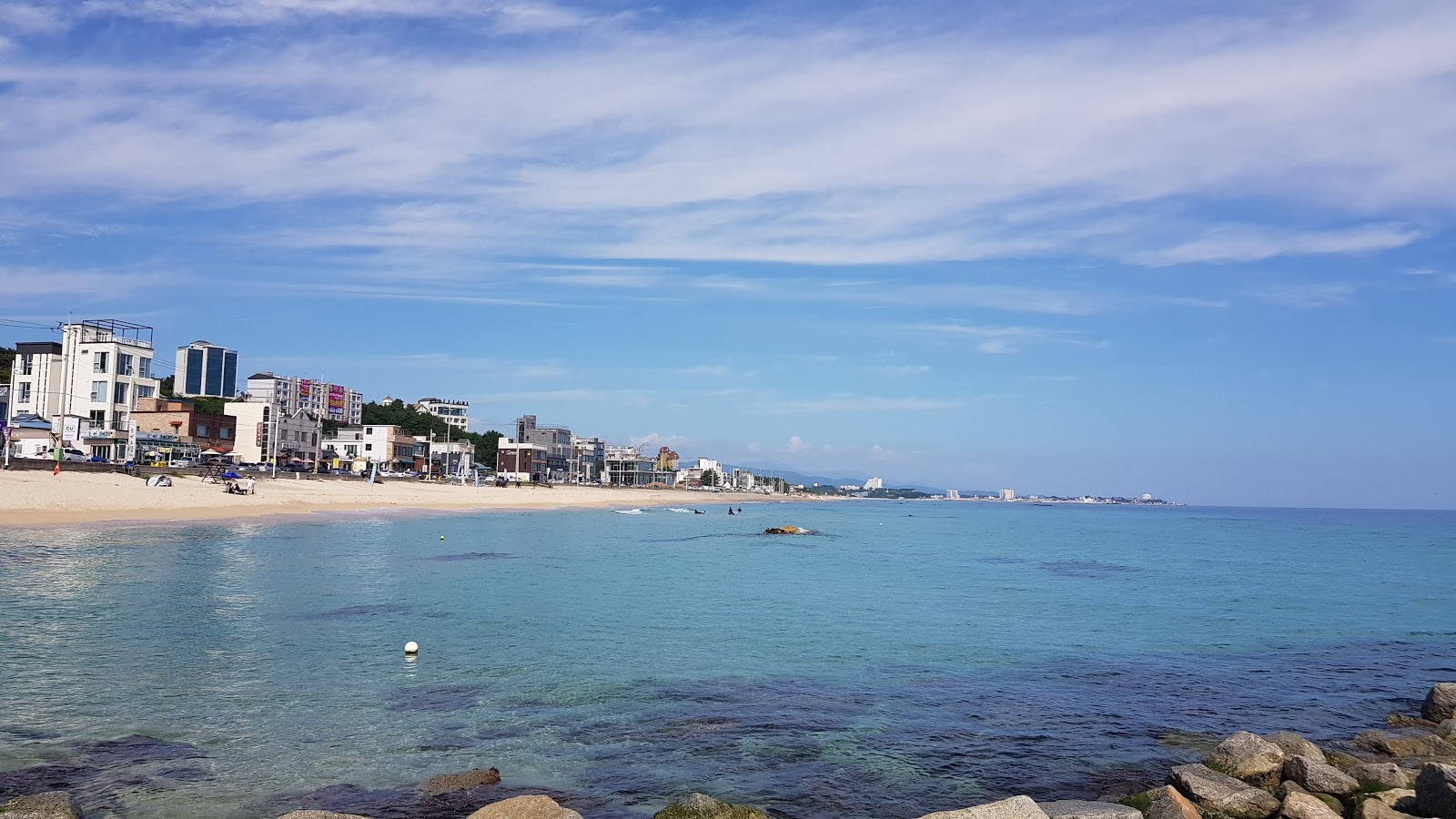 Sacheonjin Beach'in fotoğrafı geniş plaj ile birlikte