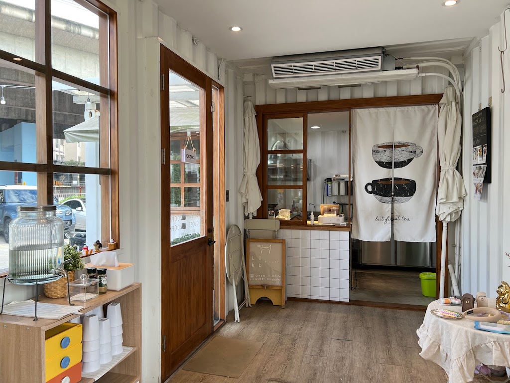 來福咖啡 Life Cafe/高架橋下網球場對面的停車場內中間白色貨櫃屋 的照片
