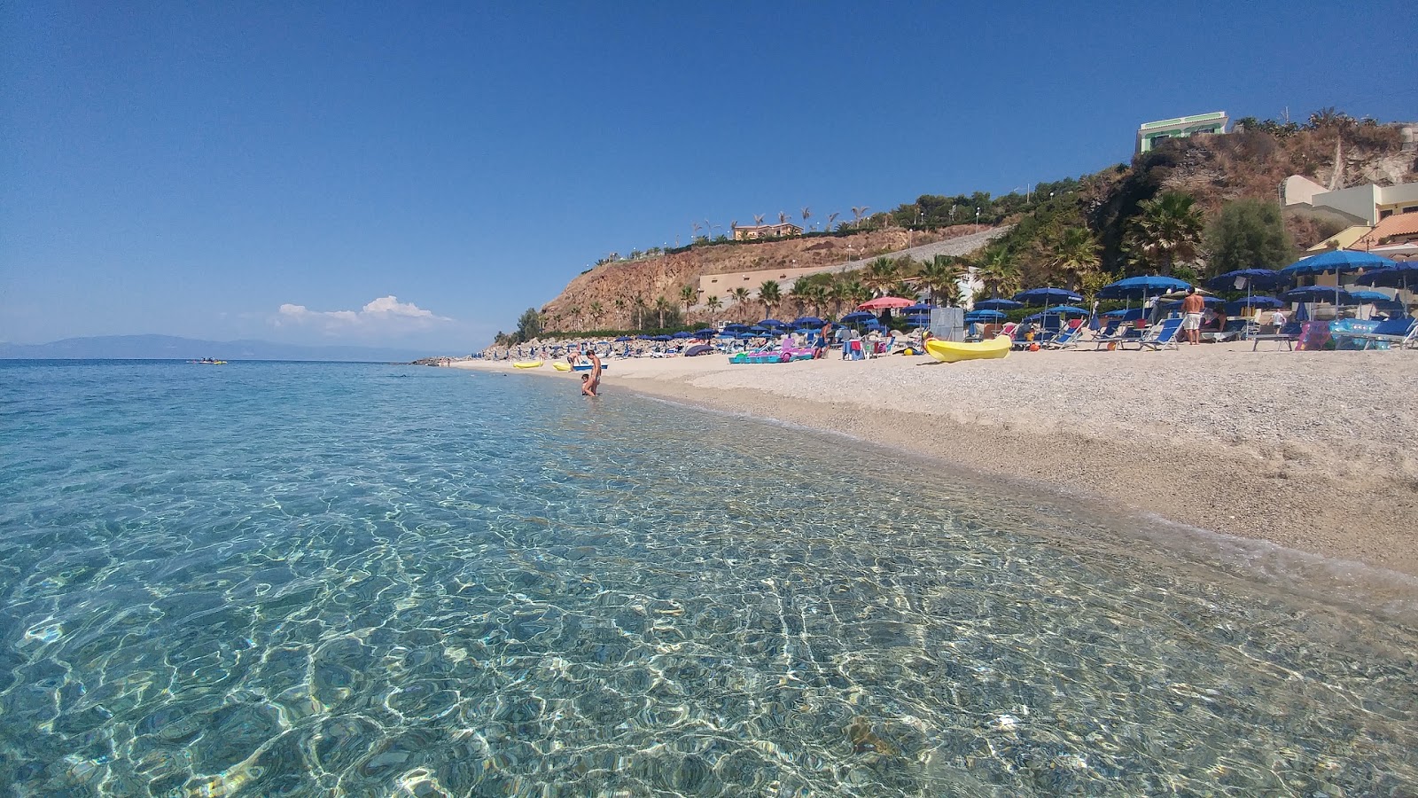 Foto di Spiaggia dell'Hotel San Giuseppe con una superficie del acqua blu