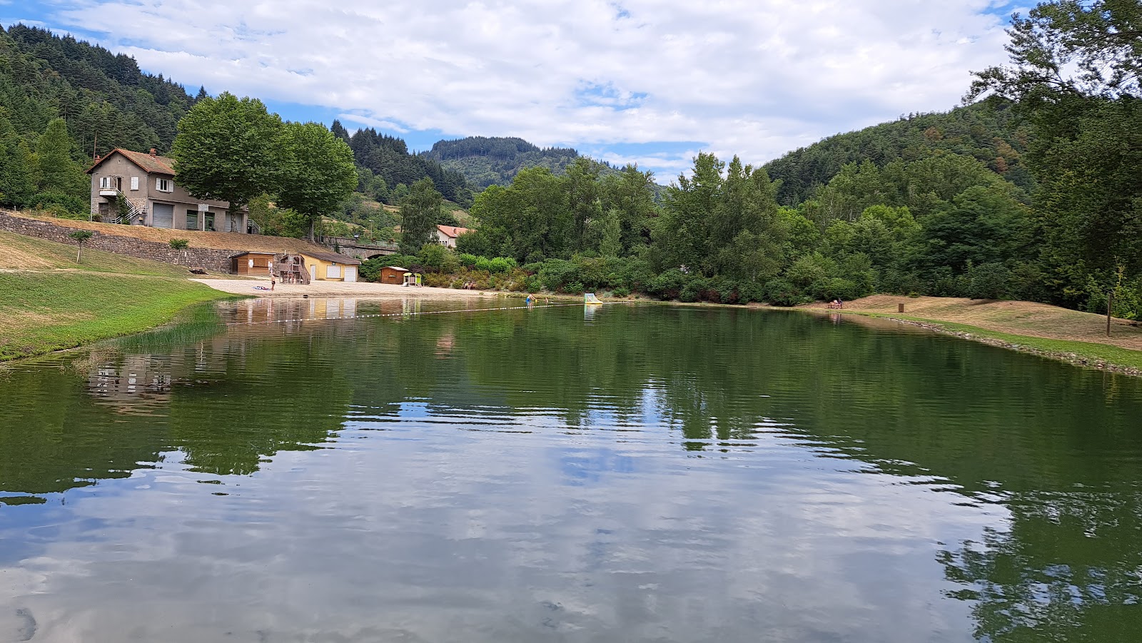 Plage du Plan D'eau'in fotoğrafı uçurumlarla desteklenmiş