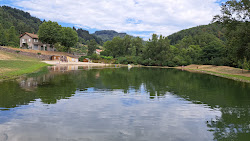 Plage du Plan D'eau'in fotoğrafı uçurumlarla desteklenmiş