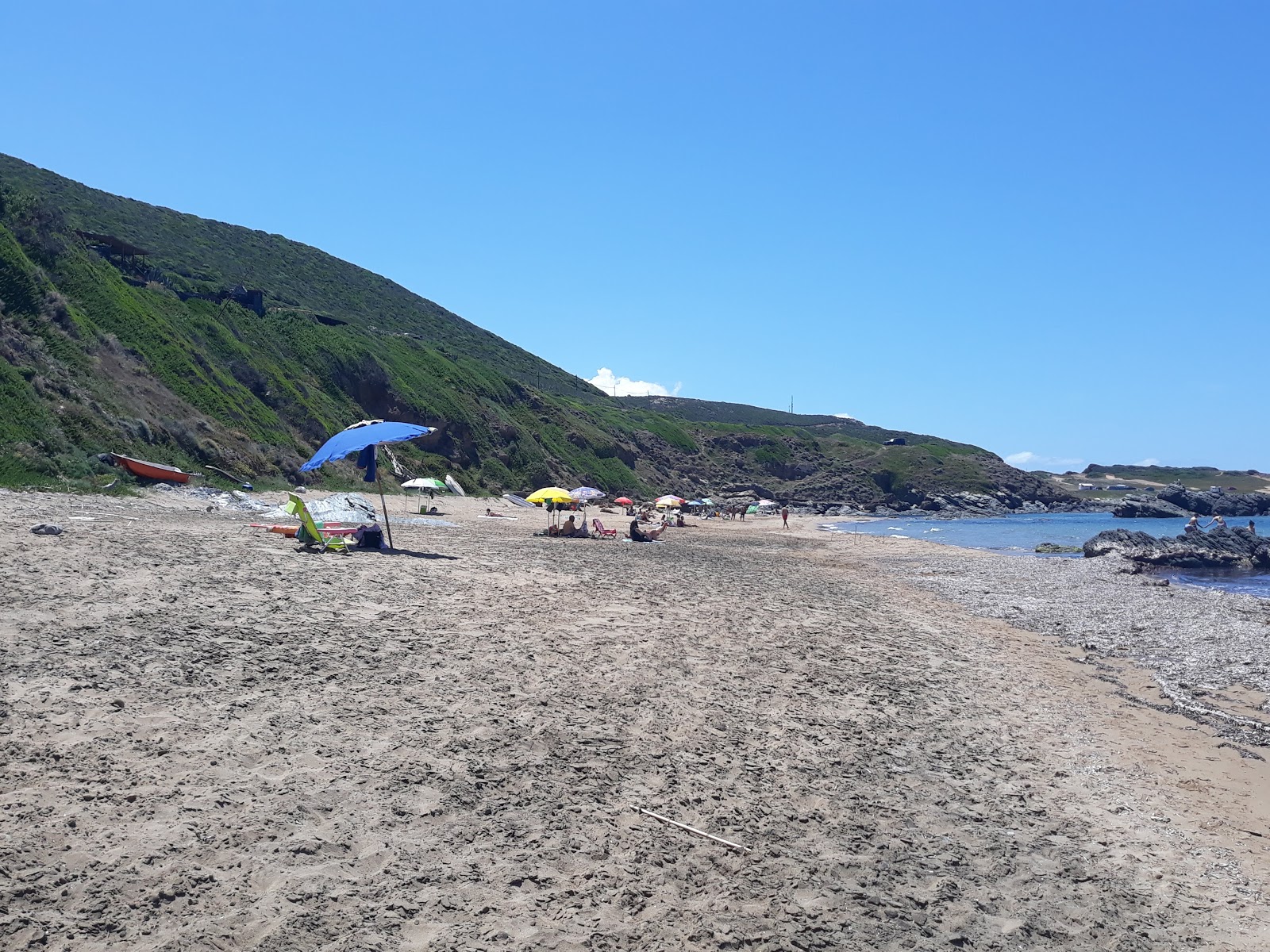 Foto von Spiaggia della Marina di Gutturu ’e Flumini von Klippen umgeben