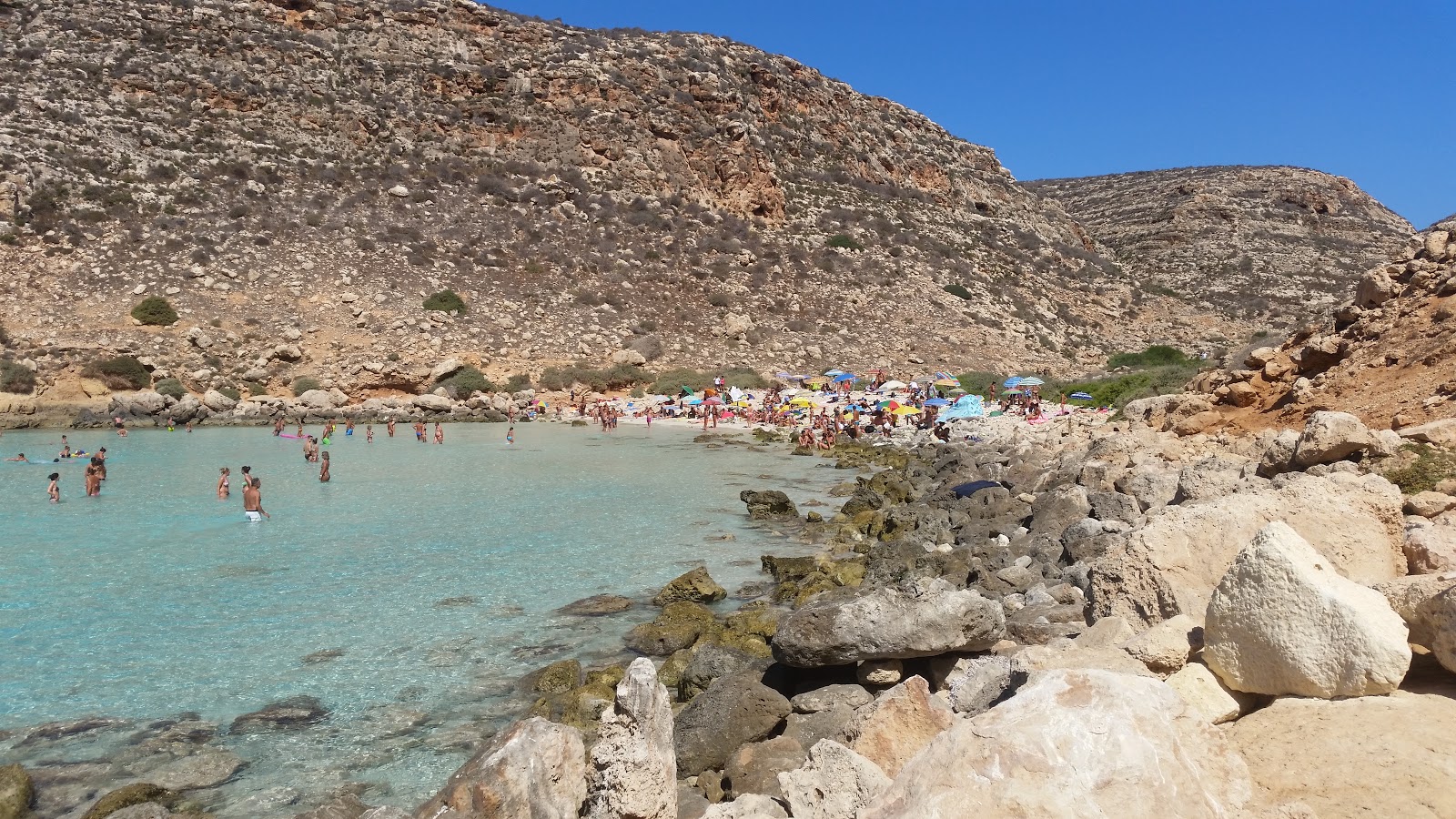 Foto de Spiaggia di cala Pulcino ubicado en área natural