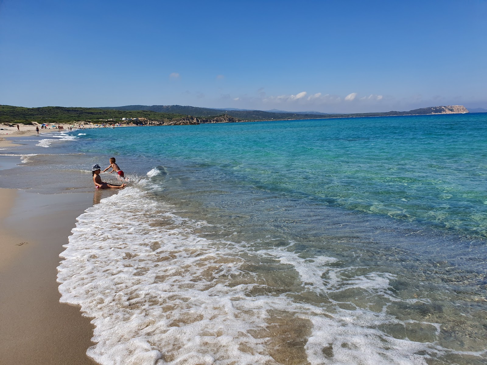 Fotografie cu Spiaggia Monti Russu - locul popular printre cunoscătorii de relaxare