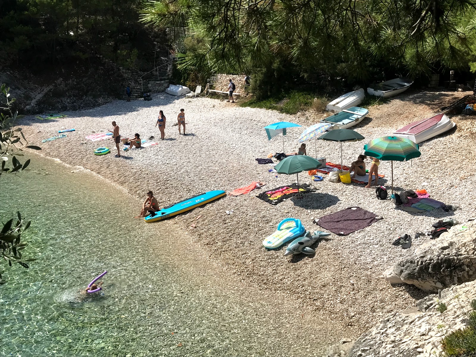 Foto van Bratinja Luka beach met turquoise puur water oppervlakte