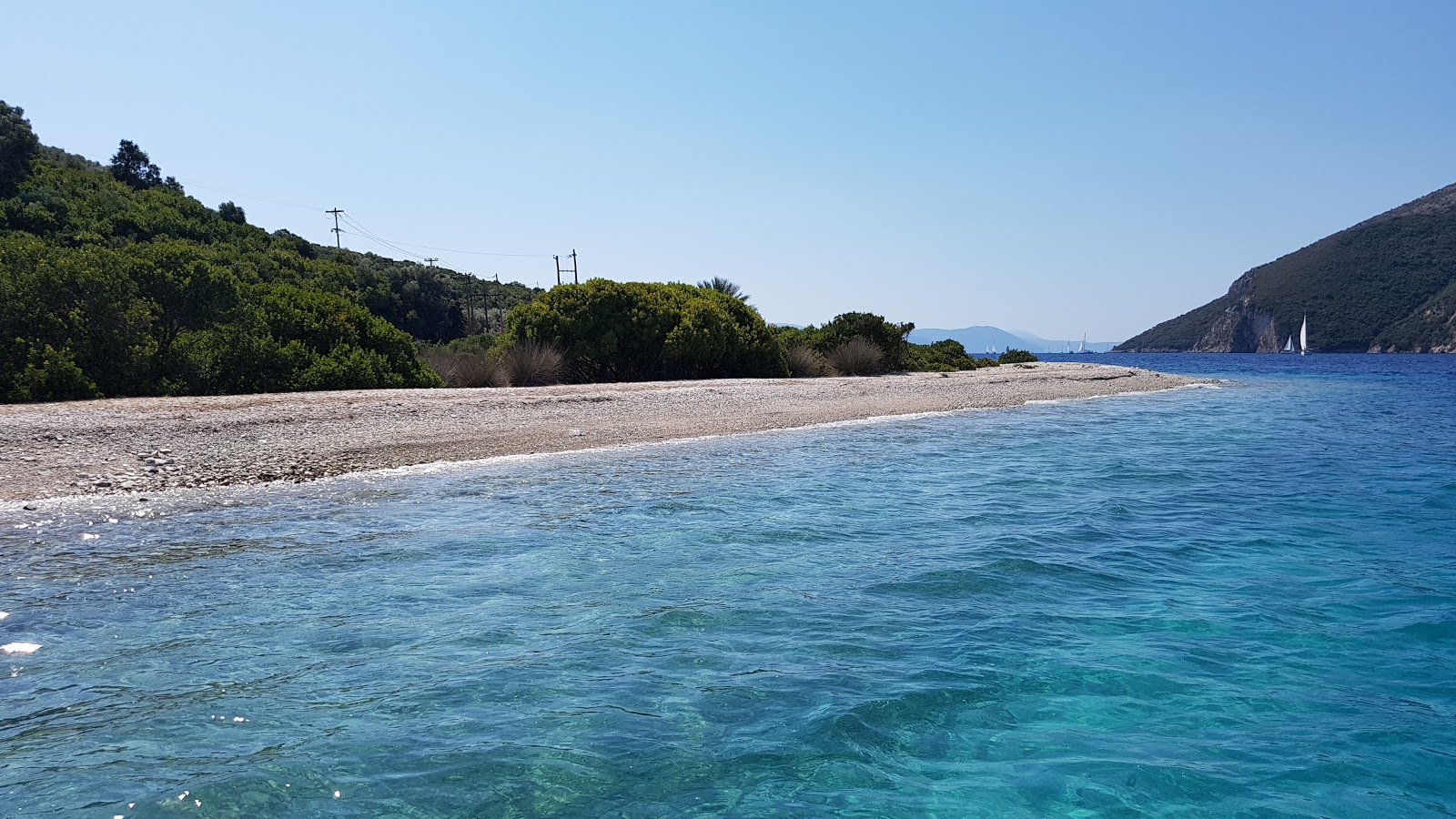 Photo de Agios Ioannis Beach protégé par des falaises