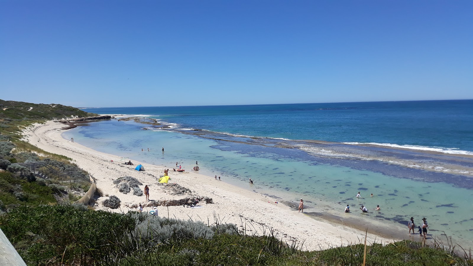 Foto di Yanchep Beach con una superficie del sabbia beige