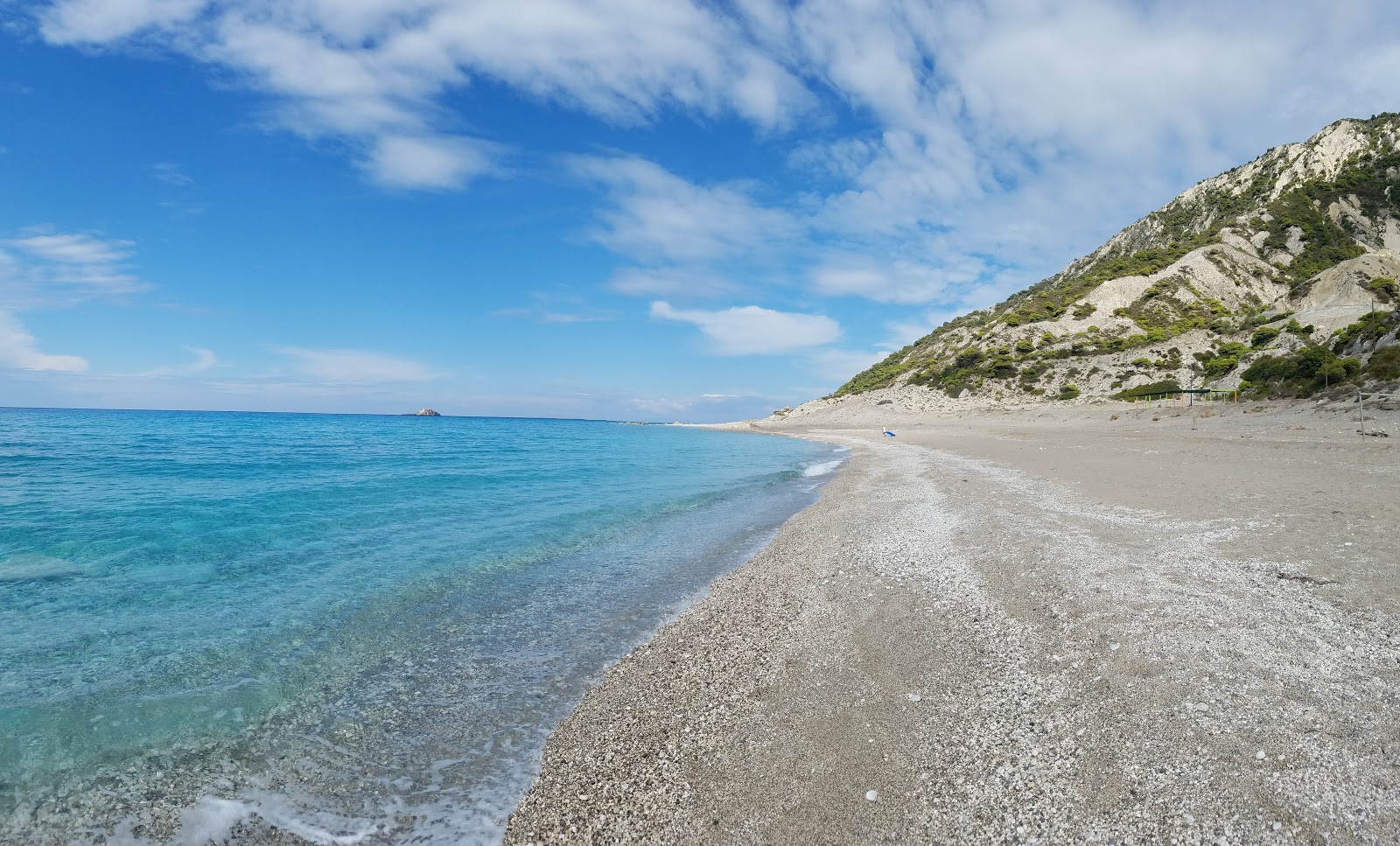 Foto van Gialos beach met bruine fijne kiezelsteen oppervlakte