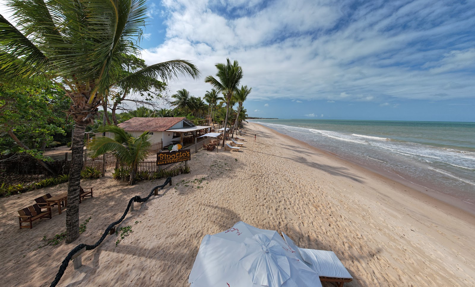 Foto af Stranden Barra do Cahy omgivet af bjerge