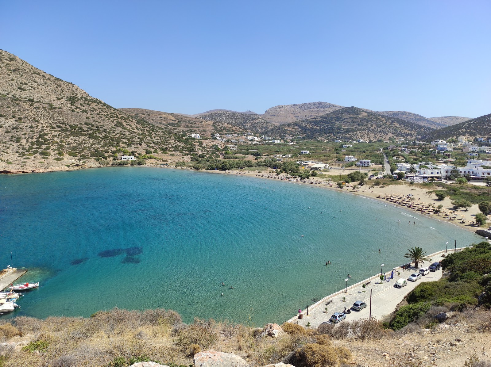 Foto di Galissas beach con una superficie del sabbia marrone