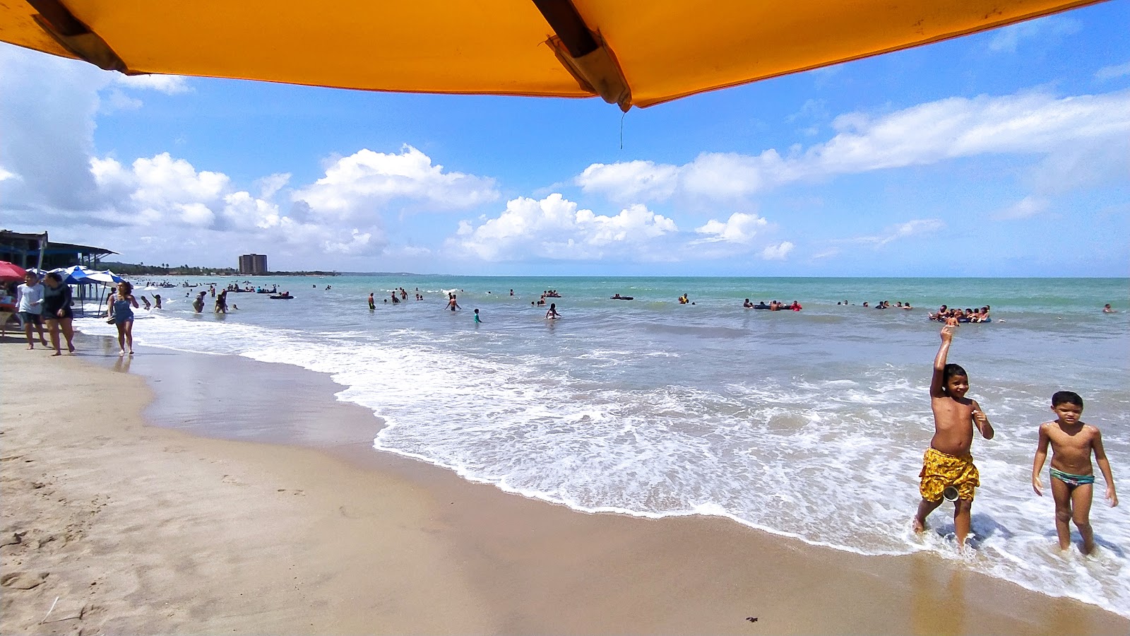 Praia da Conceicao'in fotoğrafı turkuaz saf su yüzey ile