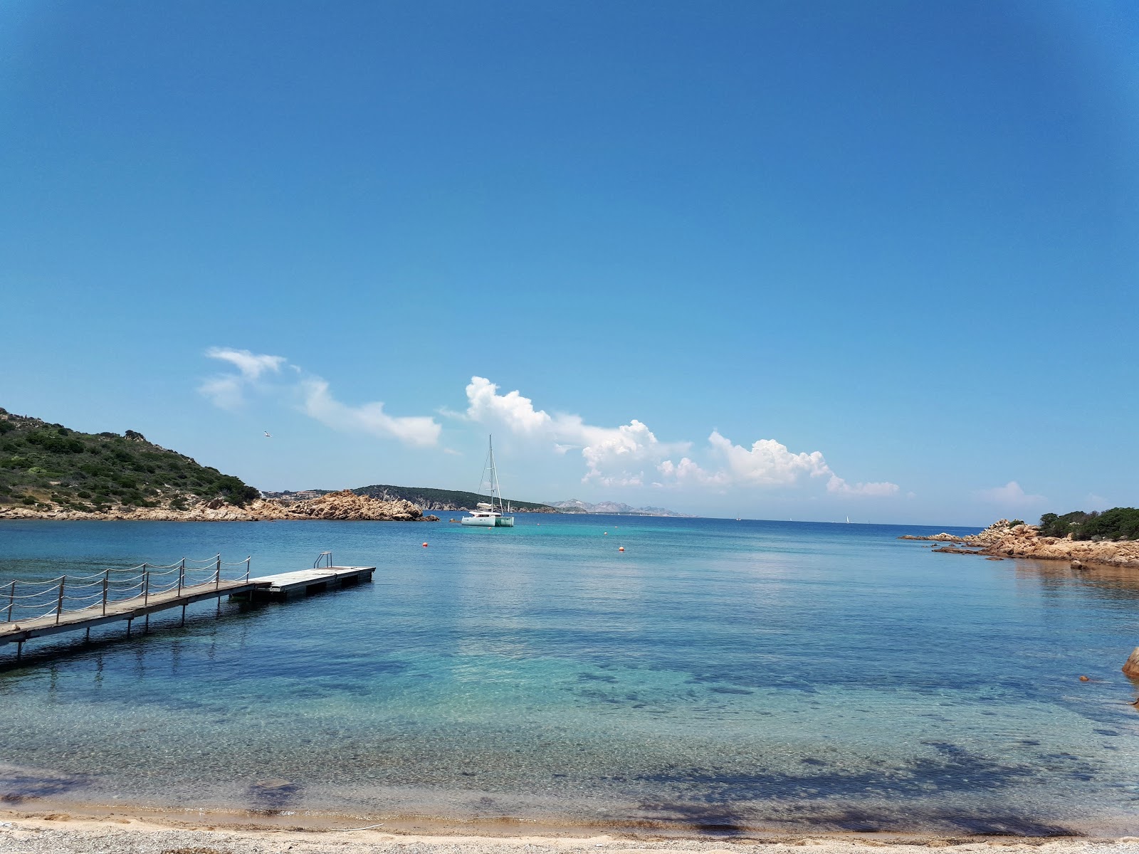 Spiaggia del Cervo'in fotoğrafı küçük koy ile birlikte