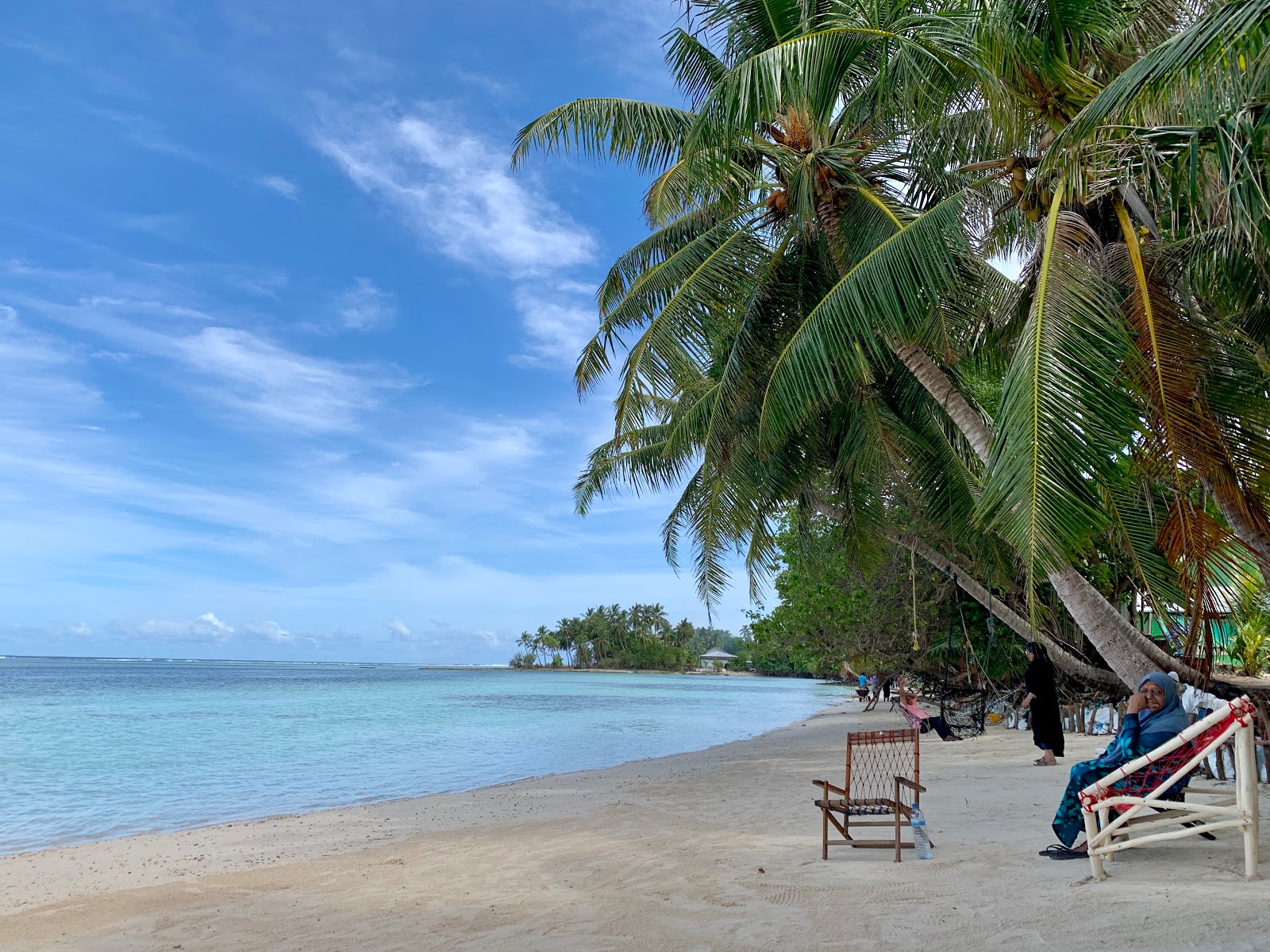 Foto van Thirifalhaandi Athiri Beach met helder zand oppervlakte