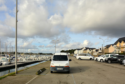 Parking du port de plaisance à Étel