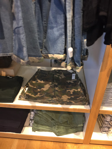 Clothing Store «Gap Factory Store», reviews and photos, 741 S Broadway, Los Angeles, CA 90014, USA