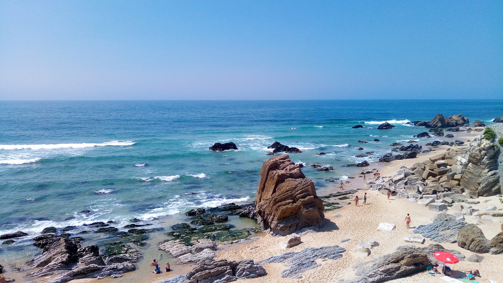 Photo de Sao Pedro de Moel protégé par des falaises