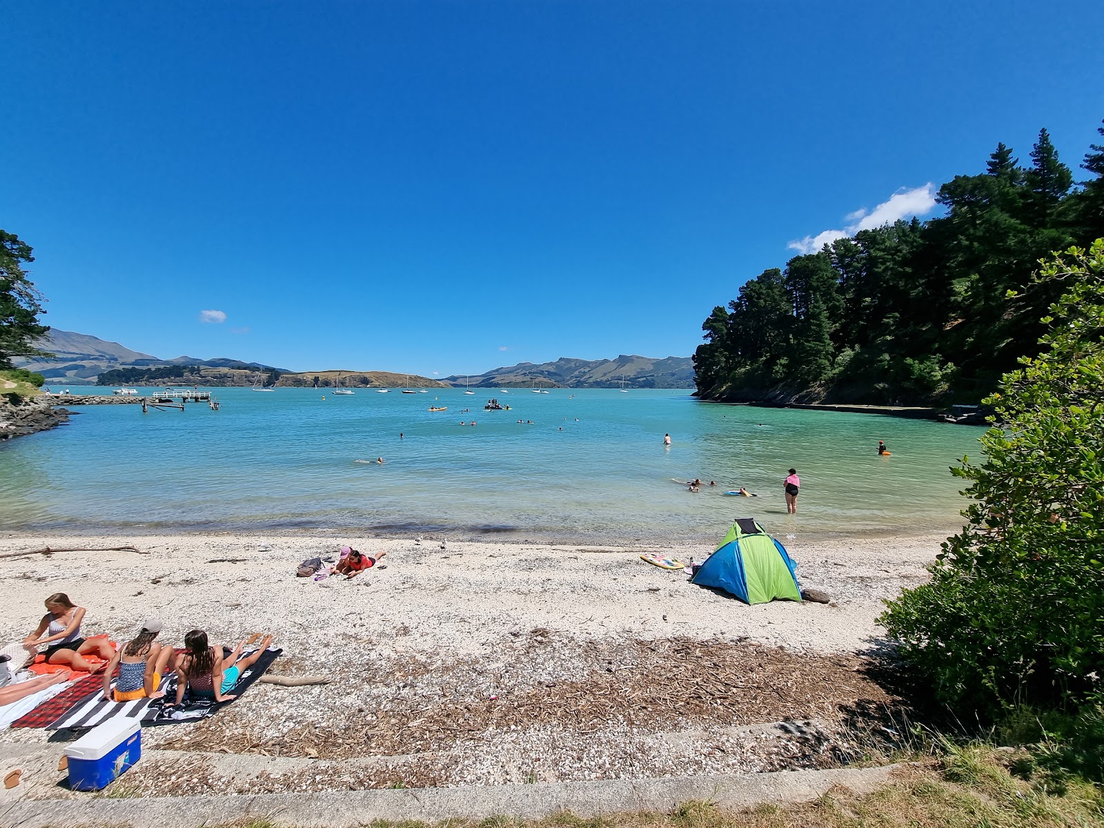 Foto di Corsair Bay Beach con una superficie del sabbia beige