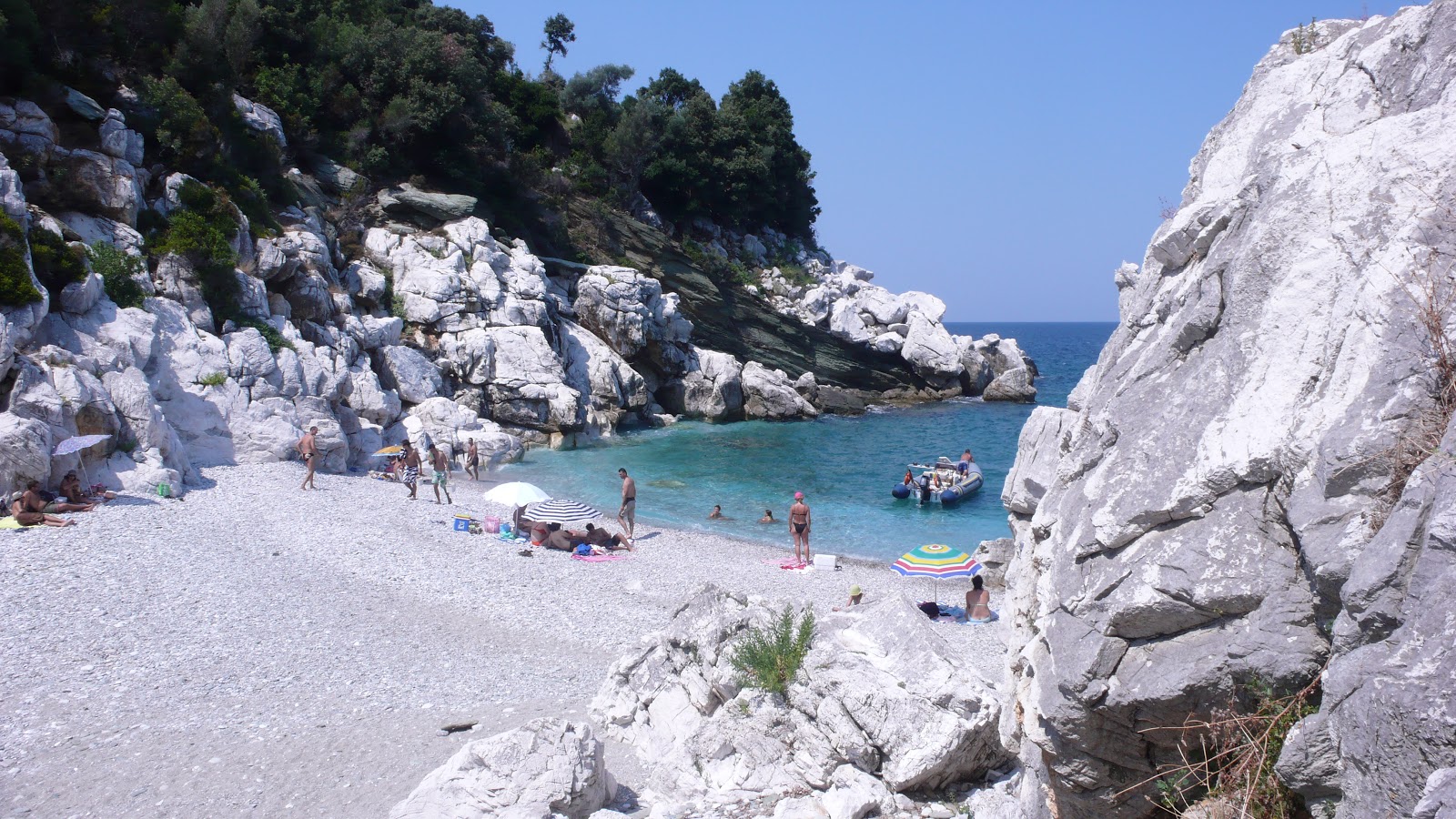 Petromelissa beach'in fotoğrafı dağlarla çevrili