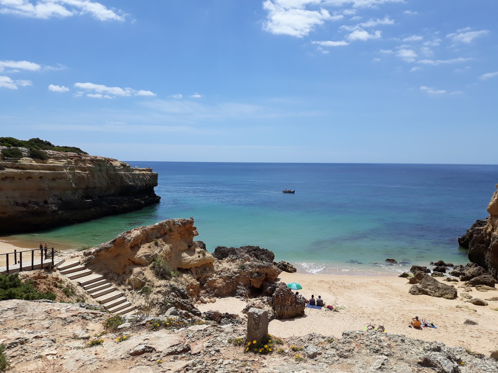 Praia de Albandeira'in fotoğrafı dağlarla çevrili