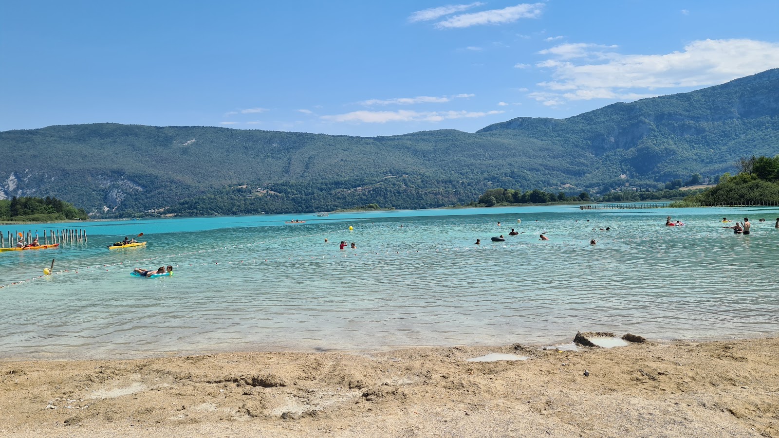 Fotografie cu Plage d'Aiguebelette-le-Lac cu o suprafață de apa pură turcoaz