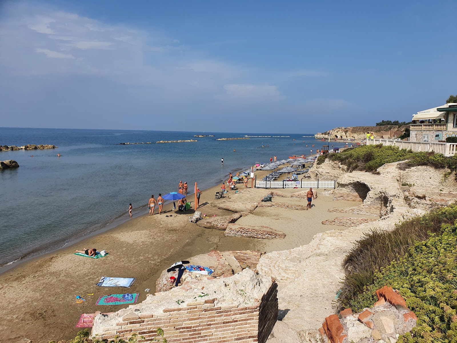 Foto av Spiaggia Anzio med blått vatten yta