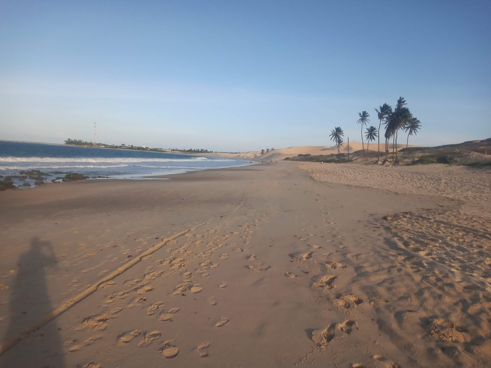 Foto von Praia Das Almas. mit heller feiner sand Oberfläche