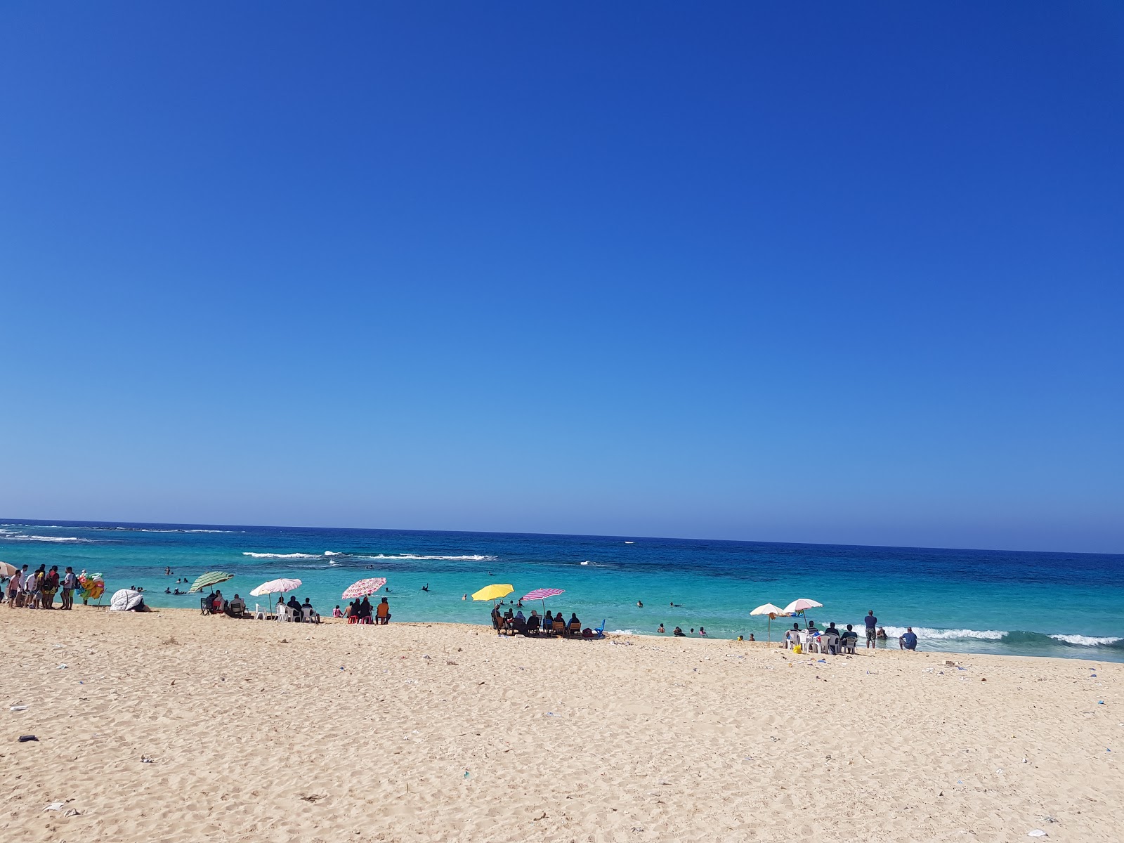 Minaa Alhasheesh Beach'in fotoğrafı geniş bir kıyı şeridi ile birlikte