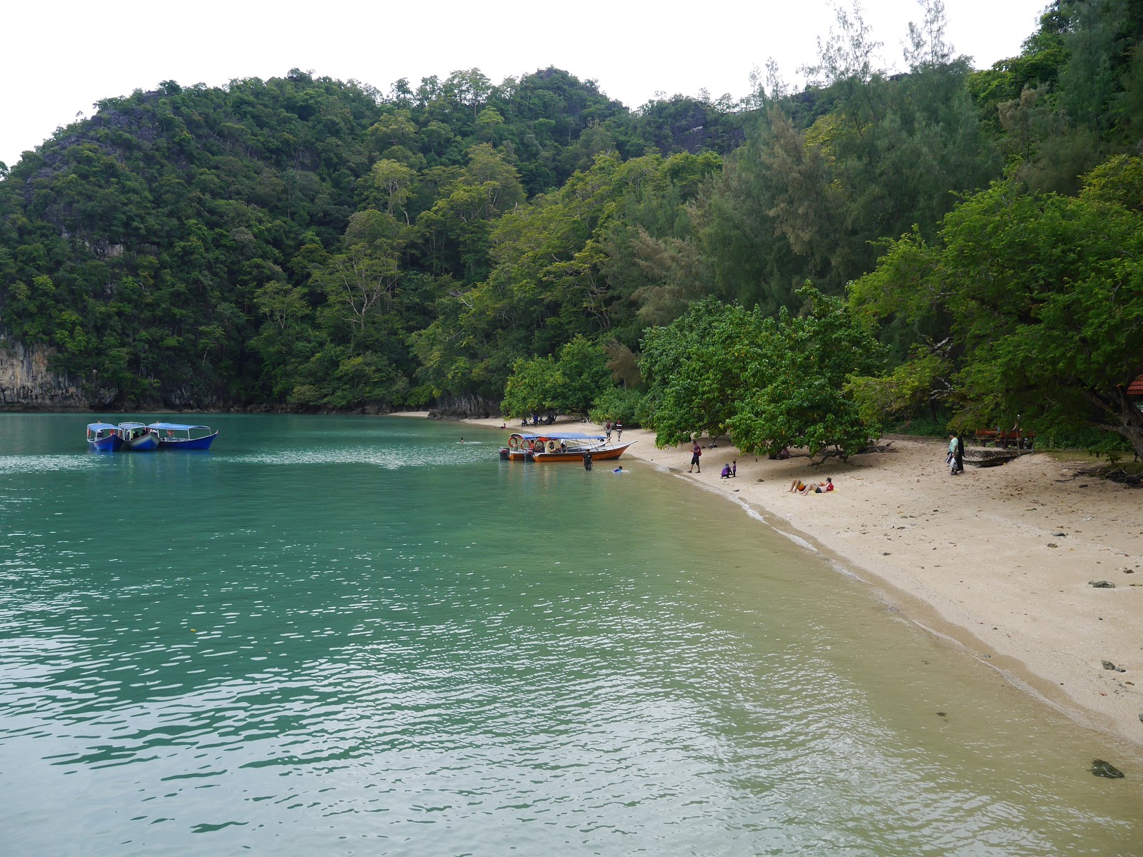 Foto van Cherita Cave Beach met turquoise puur water oppervlakte