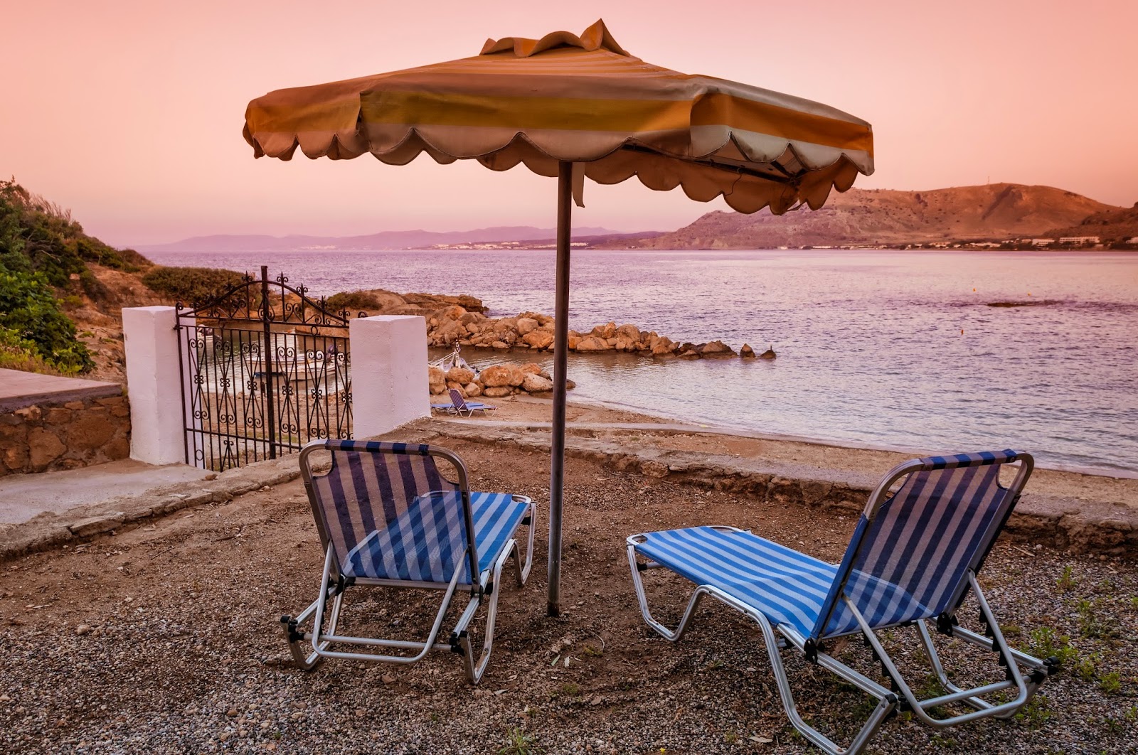 Foto di Pefki Little Beach II con una superficie del ciottoli beige