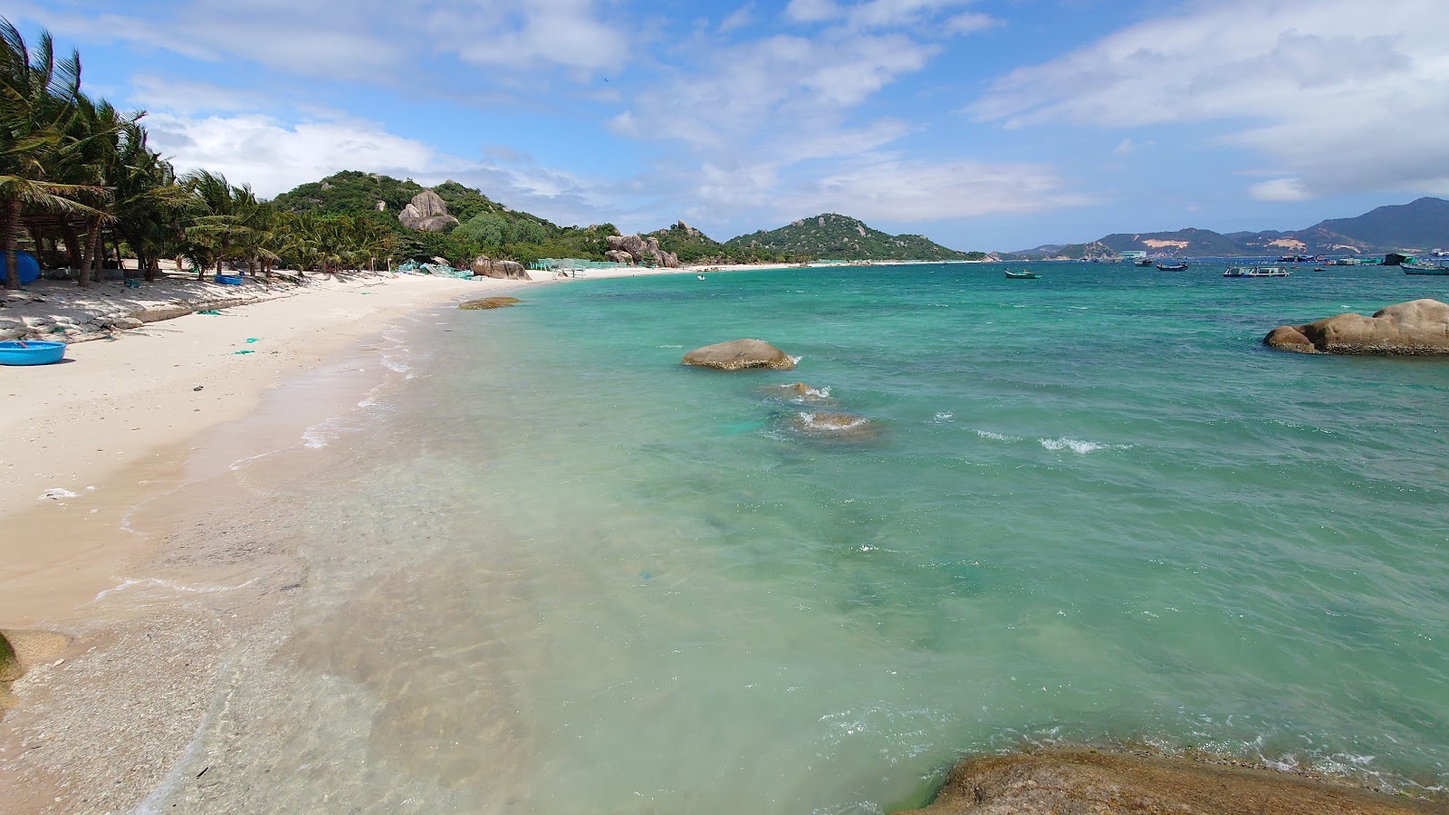 Photo de Dua Beach avec rivage droit, long