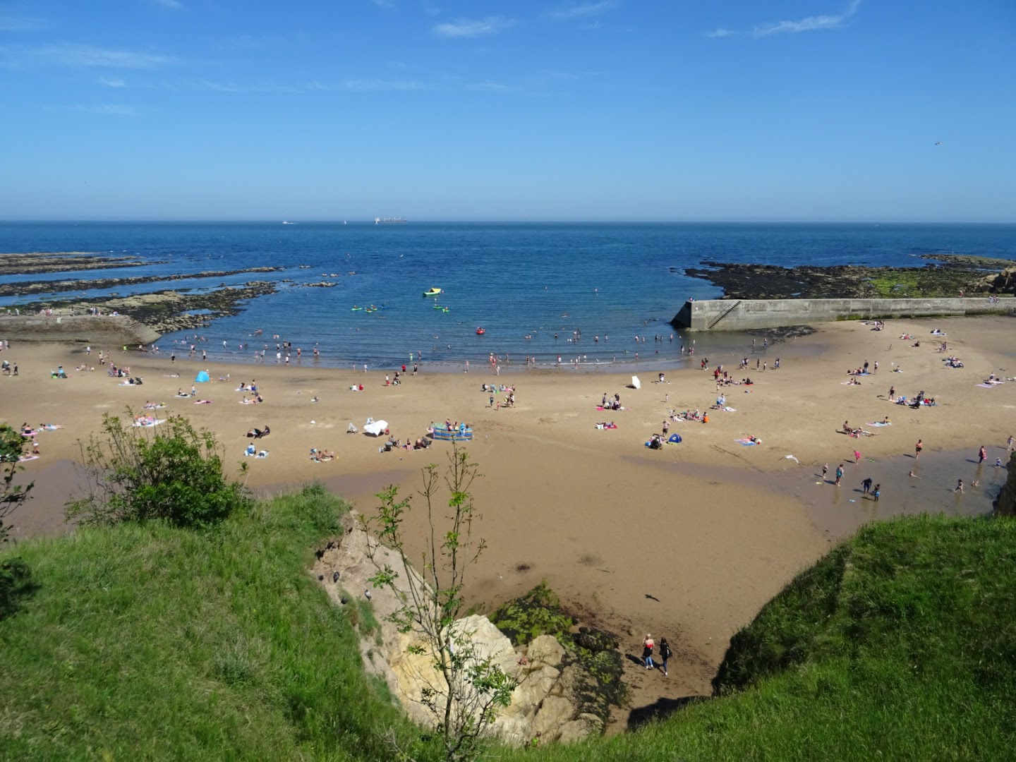 Fotografija Cullercoats plaža z svetel pesek površino