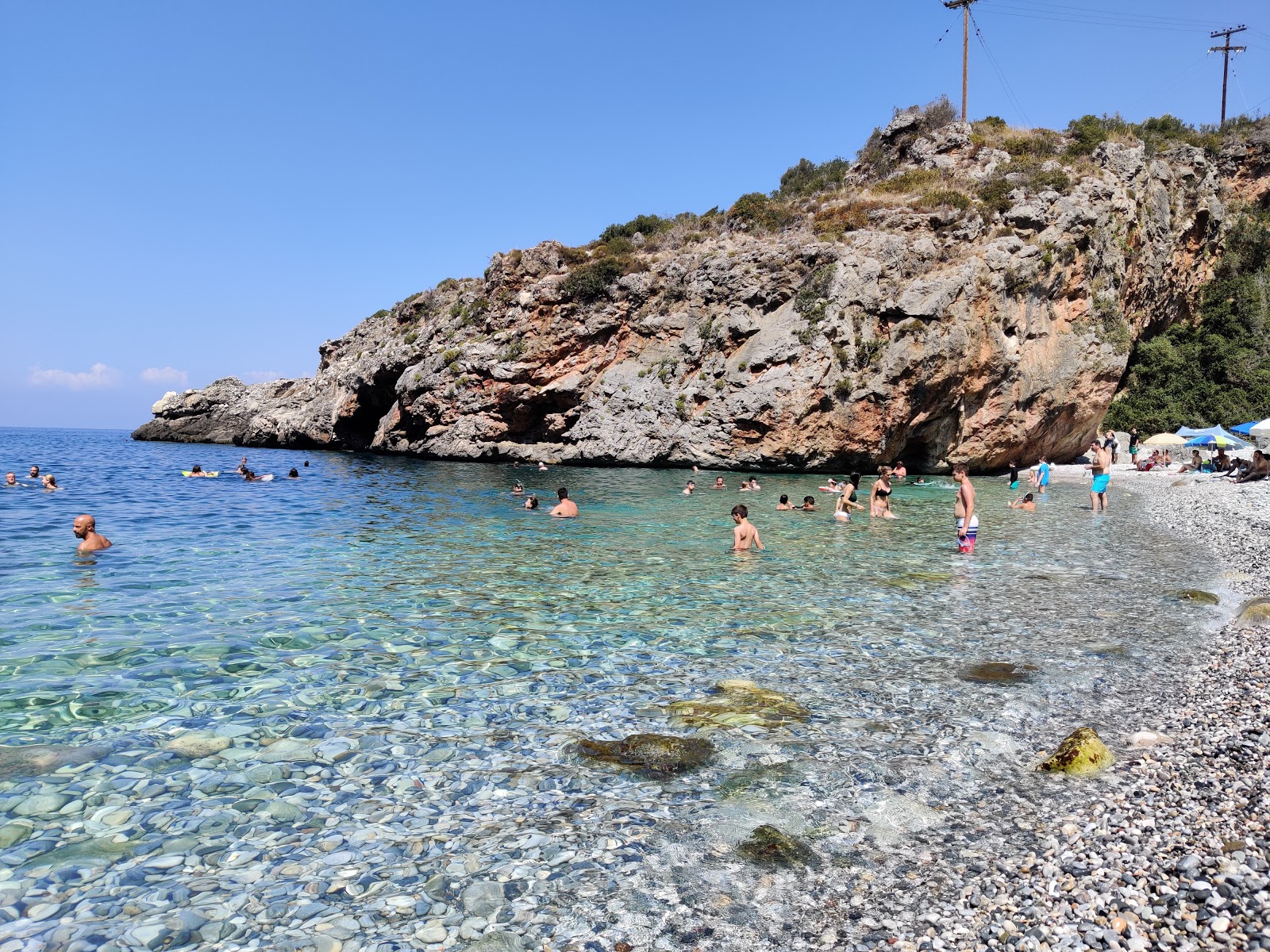 Foto av Foneas beach omgiven av berg