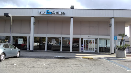 FedEx Office Print & Ship Center, 5301 Lakewood Blvd, Lakewood, CA 90712, USA, 