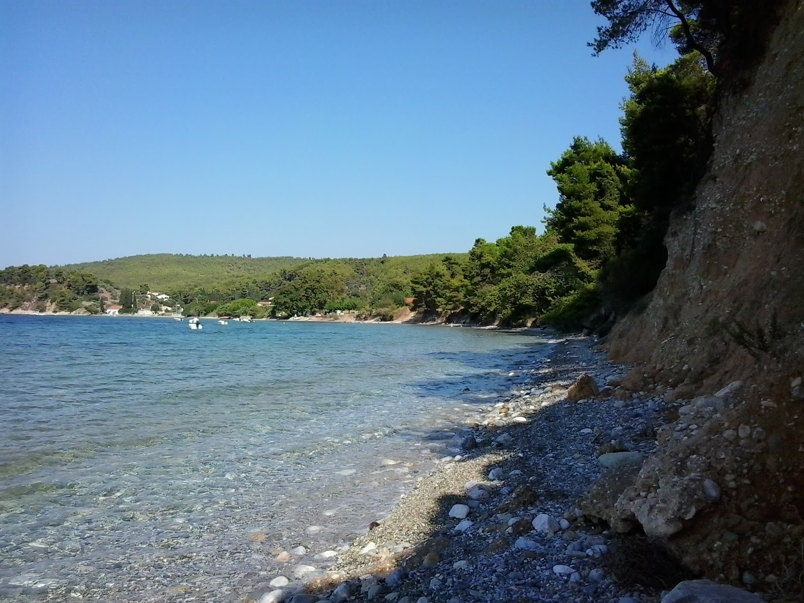 Foto von Nerakia Kastri mit kleine, graue kiesel Oberfläche
