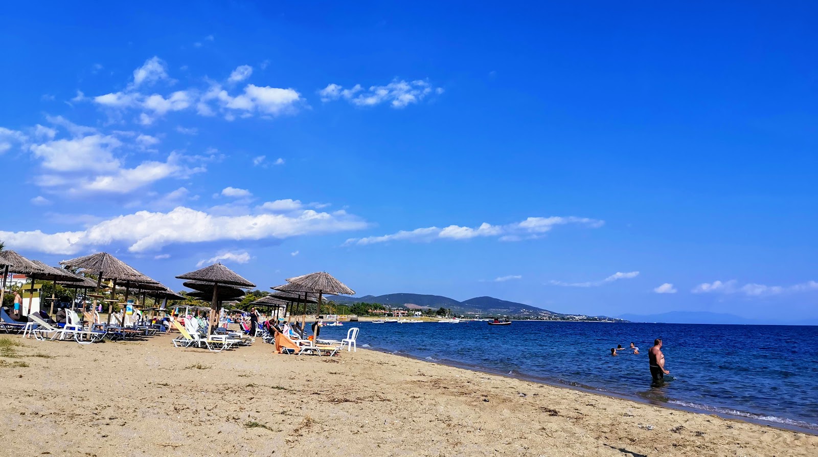 Kalives beach'in fotoğrafı - rahatlamayı sevenler arasında popüler bir yer