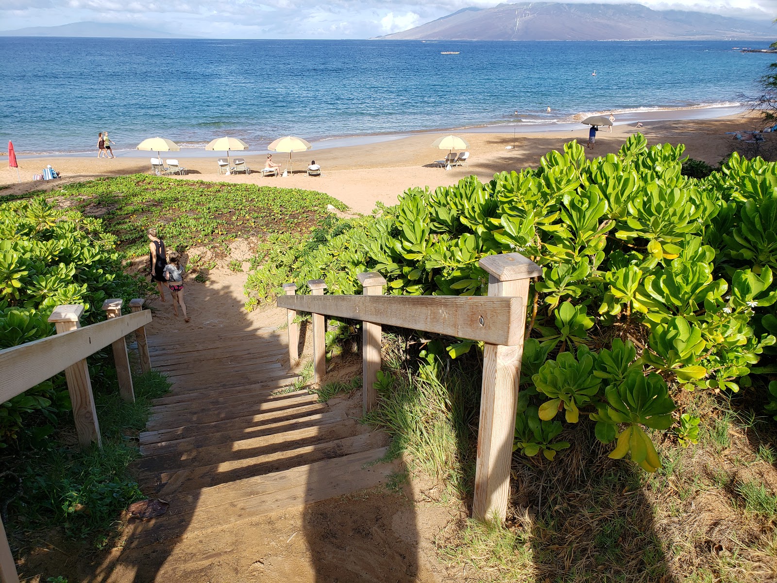 Photo de Plage de Wailea protégé par des falaises