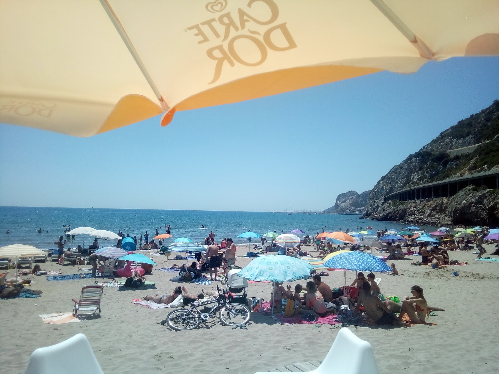 Photo de Platja Port Ginesta avec un niveau de propreté de très propre