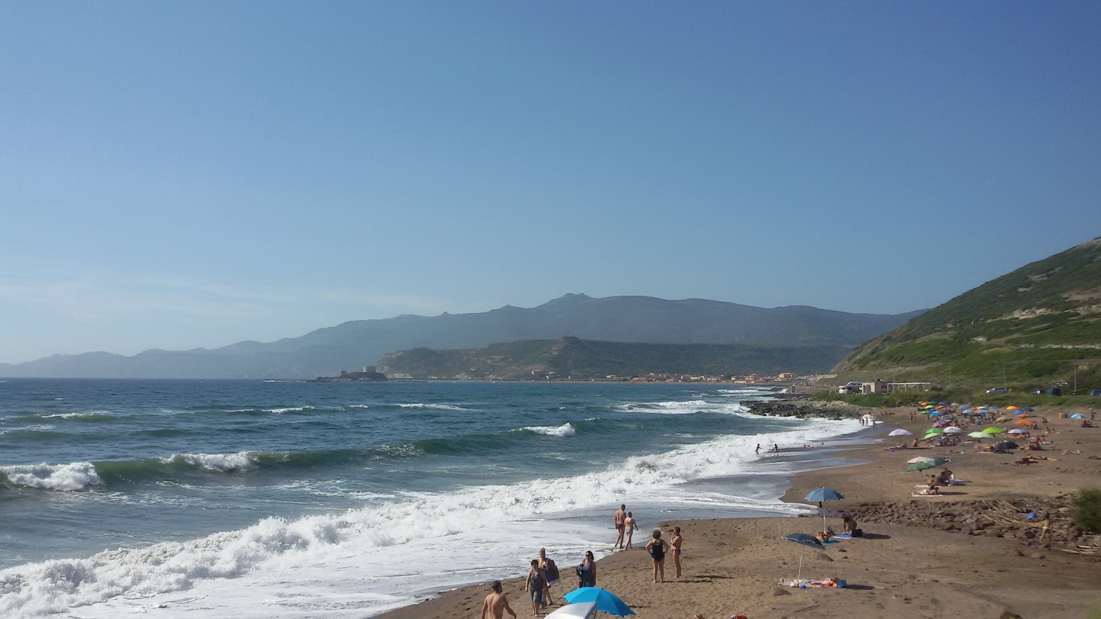 Foto de Turas Beach rodeado por montanhas