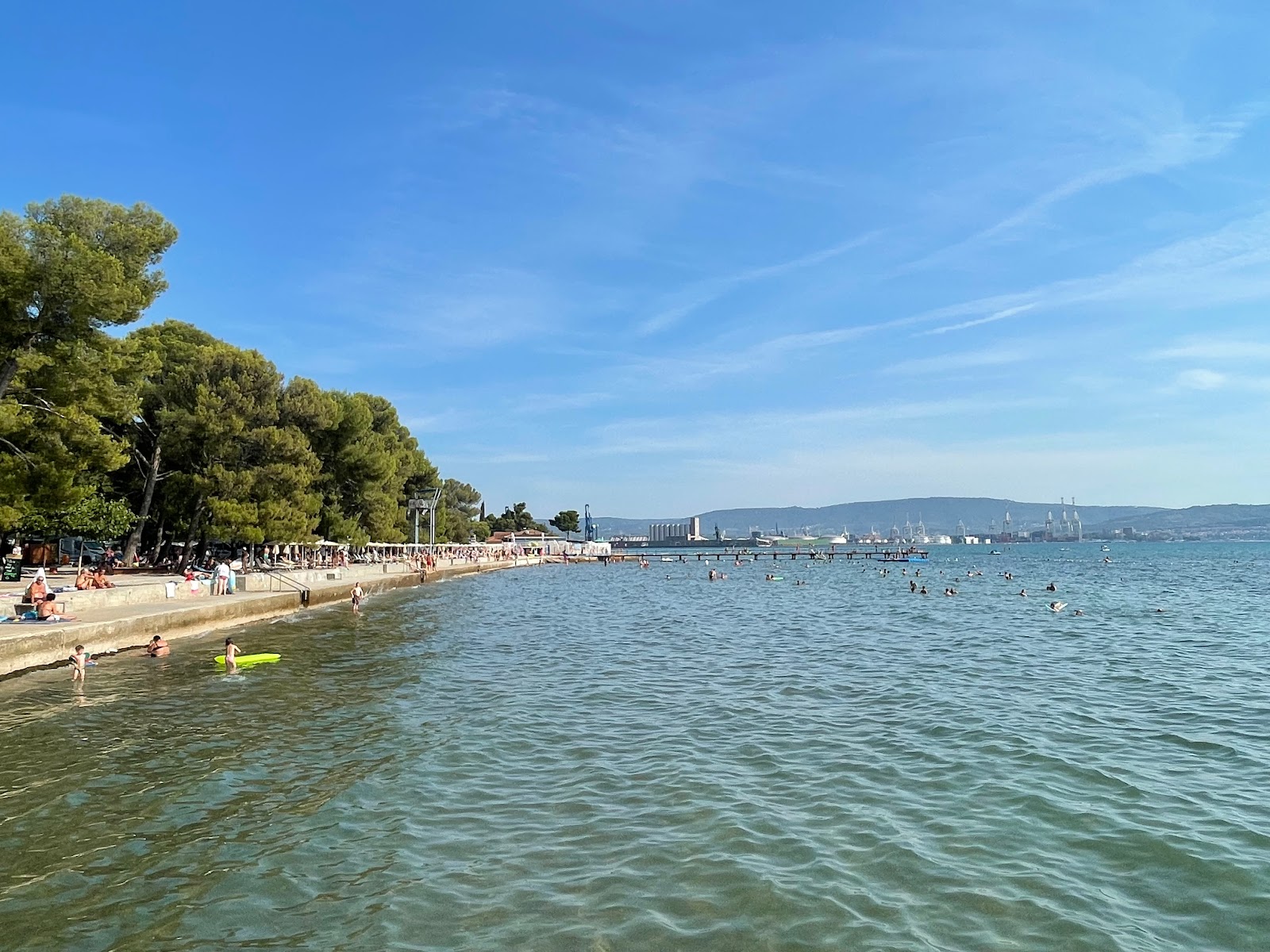 Fotografie cu Ankaran Beach cu o suprafață de suprafață pavată cu beton