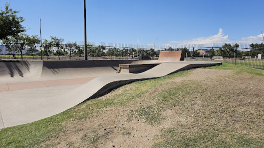 Photo 2 de Surprise Farms Community Park from Surprise Farms Skate Park