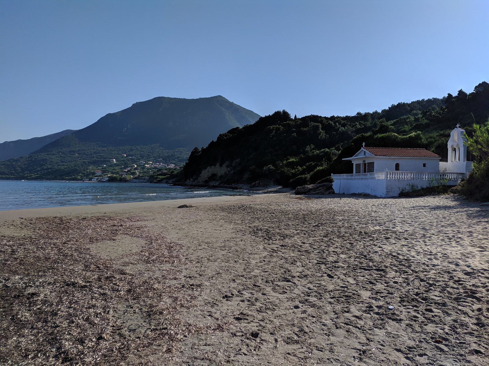 Foto van Agios Nikolaos beach met fijn bruin zand oppervlakte